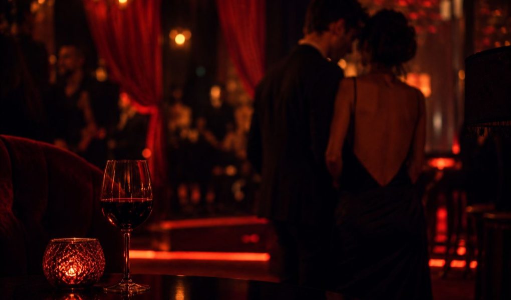 Ambiance tamisée dans un club libertin chic