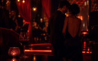 Ambiance tamisée dans un club libertin chic