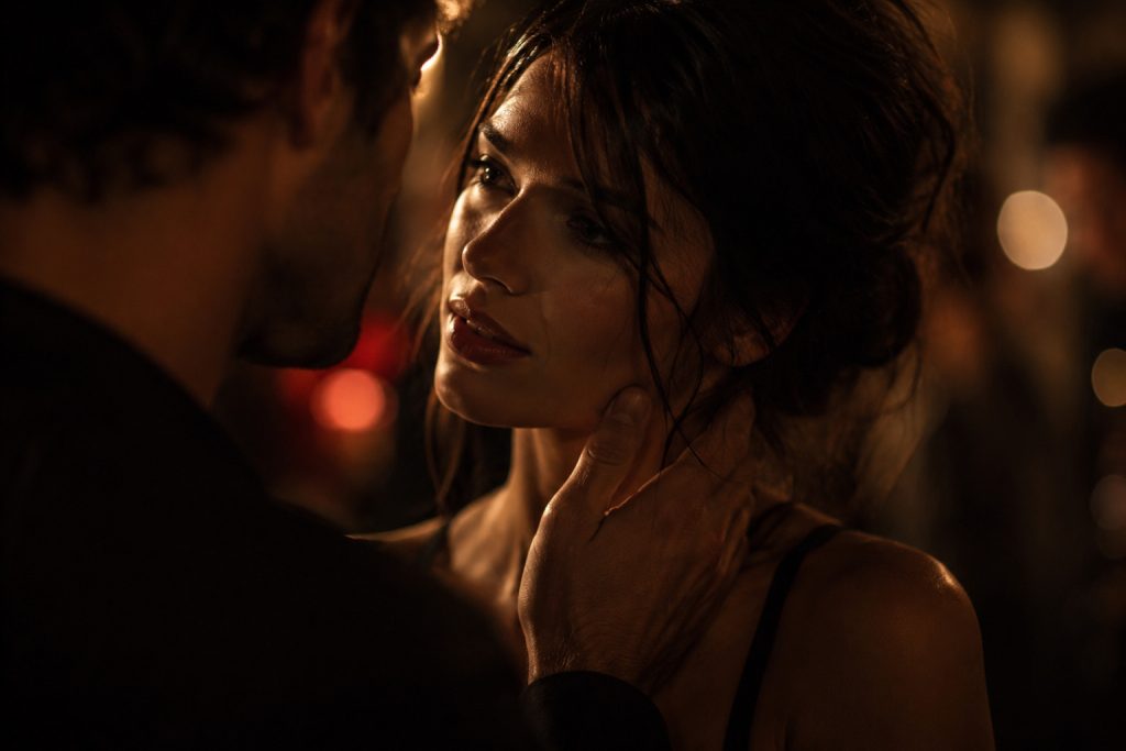 Regard intense dans une ambiance libertine